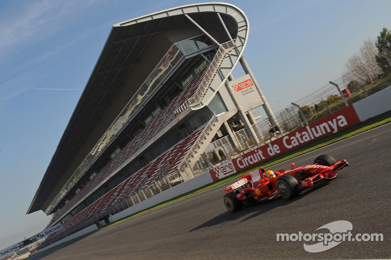 Valentino Rossi mengemudikan Ferrari F2008 di Catalunya pada 2010