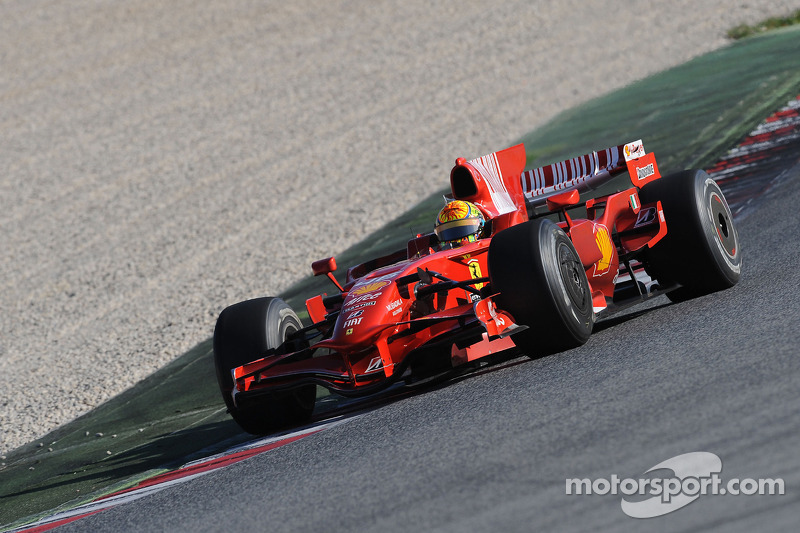 Valentino Rossi mengemudikan Ferrari F2008 di Catalunya pada 2010