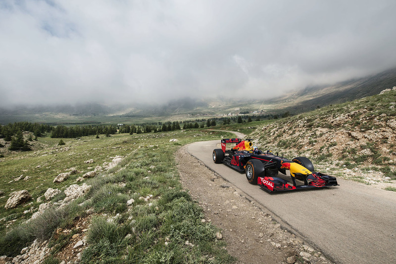 Carlos Sainz Jr. conduce su Red Bull RB7 en Cedars of God Forest, Líbano