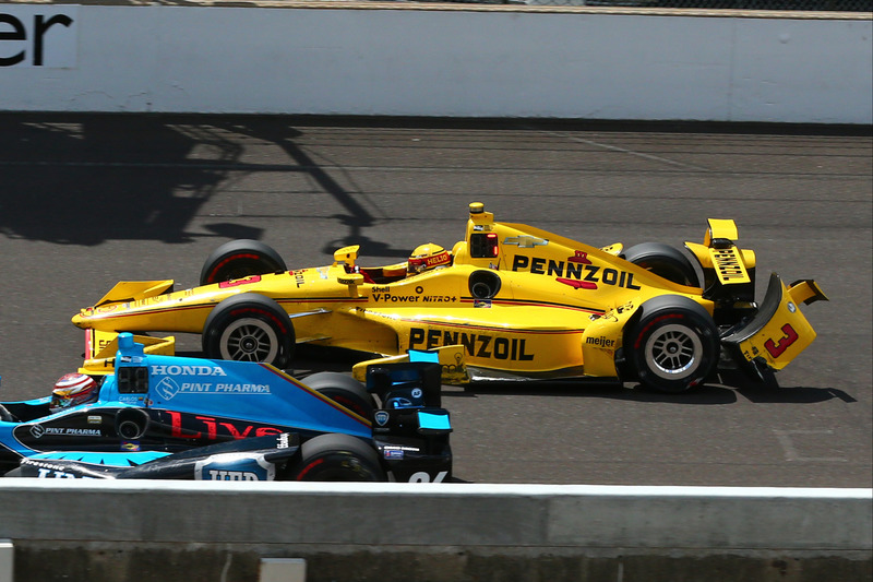 Tour 161 - J.R. Hildebrand touche Helio Castroneves
