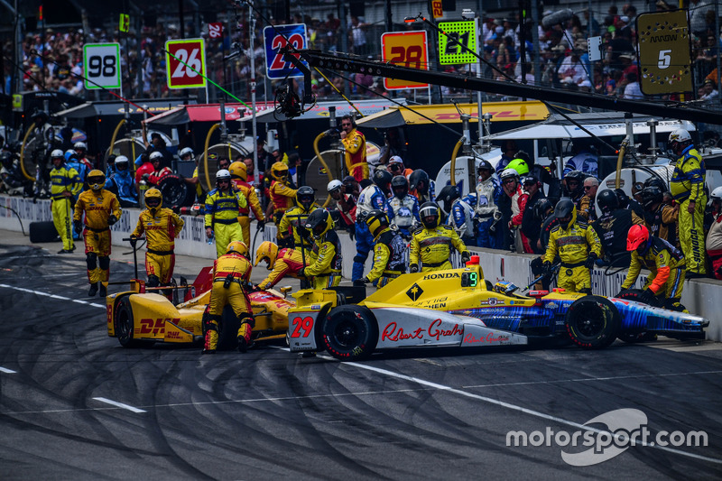 Hunter-Reay et Bell se percutent aux stands !