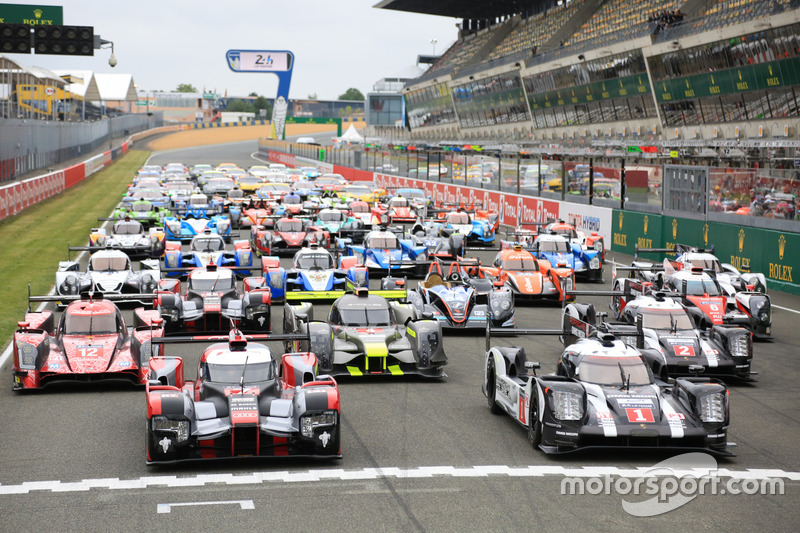 La sesión de fotos tradicional de los autos de Le Mans