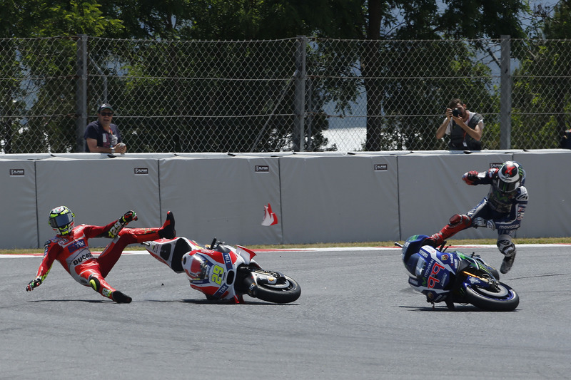 Unfall: Iannone räumt Lorenzo ab