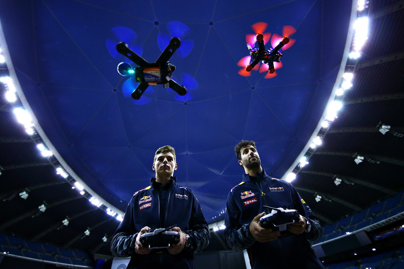 Daniel Ricciardo, Red Bull Racing y Max Verstappen, Red Bull Racing carrera de drones