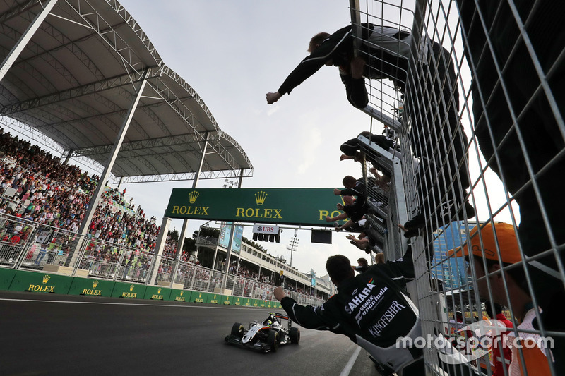 Sergio Perez, Sahara Force India F1 yarış sonunda üçüncülüğünü kutluyor