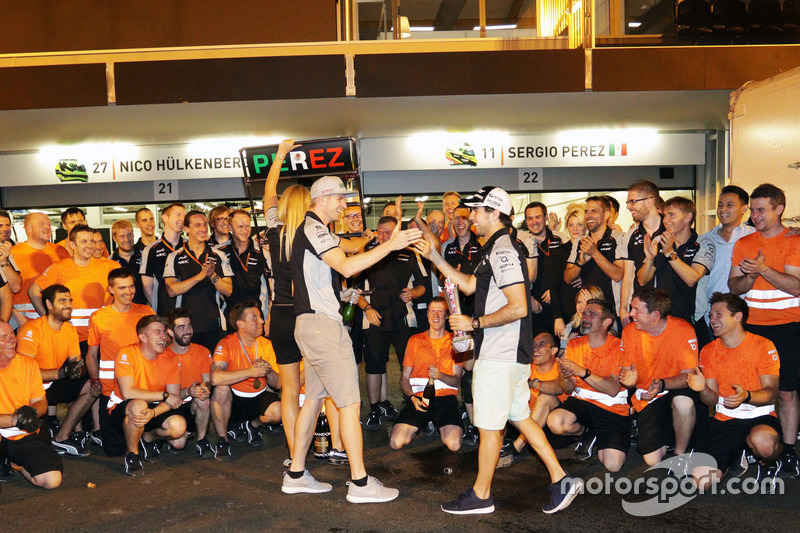 Sergio Perez, Sahara Force India F1 celebra su tercera posición con el compañero de equipo Nico Hulkenberg, Sahara Force India F1 y el equipo