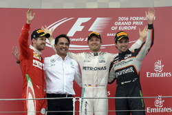 Sebastian Vettel, Ferrari, segundo; Nico Rosberg, Mercedes AMG F1, ganador; Sergio Pérez, Sahara Force India F1