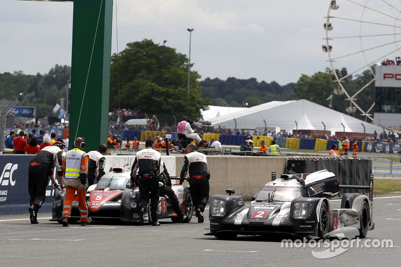 Winning car #2 Porsche Team Porsche 919 Hybrid: Romain Dumas, Neel Jani, Marc Lieb passed #5 Toyota Racing Toyota TS050 Hybrid: Anthony Davidson, Sﾃｩbastien Buemi, Kazuki Nakajima setelah checkered flag