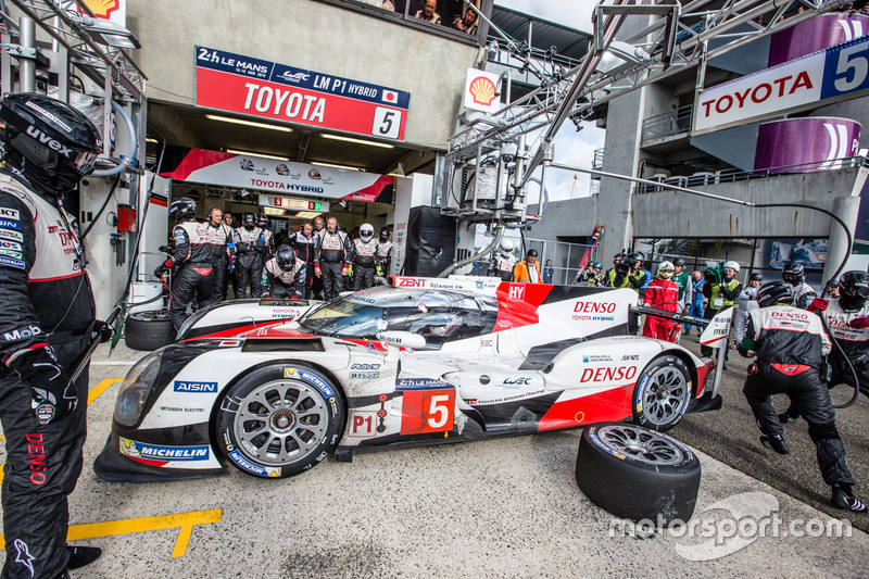 Arrêt au stand : #5 Toyota Racing Toyota TS050 Hybrid: Anthony Davidson, Sébastien Buemi, Kazuki Nakajima