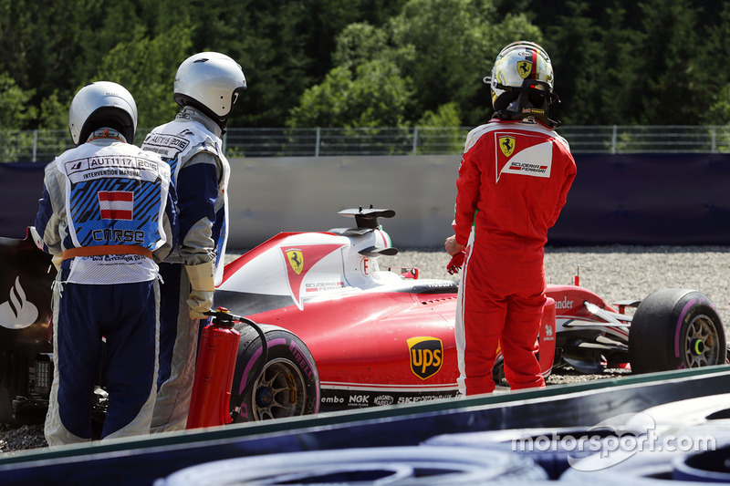 Sebastian Vettel, Ferrari SF16-H, hace un trompo durante la segunda sesión de entrenamientos libres