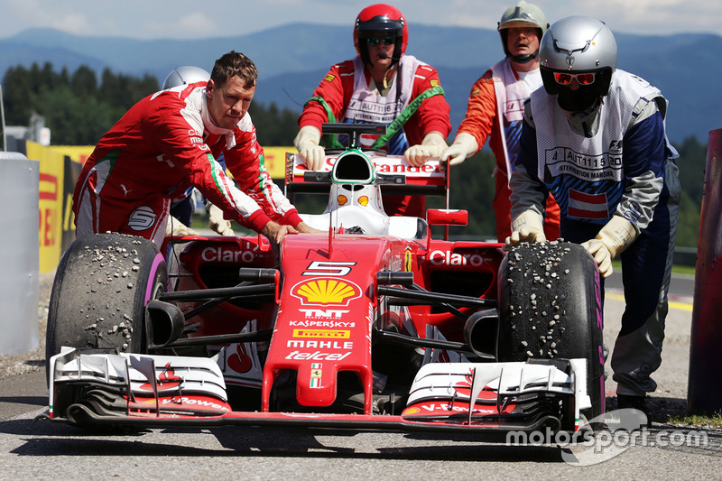 Sebastian Vettel, Ferrari SF16-H, hace un trompo durante la segunda sesión de entrenamientos libres