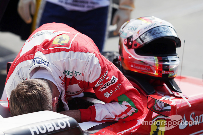 Sebastian Vettel, Ferrari SF16-H, hace un trompo durante la segunda sesión de entrenamientos libres