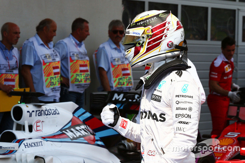 Lewis Hamilton, Mercedes AMG F1 festeggia la sua pole position nel parco chiuso
