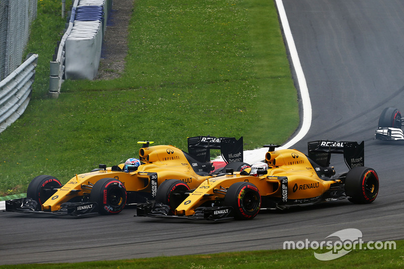 Jolyon Palmer, Renault Sport F1 Team RS16 and team mate Kevin Magnussen, Renault Sport F1 Team RS16 al inicio de la carrera