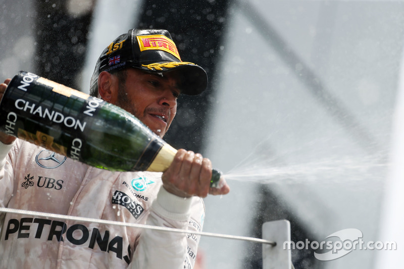 Il vincitore della gara Lewis Hamilton, Mercedes AMG F1 festeggia sul podio