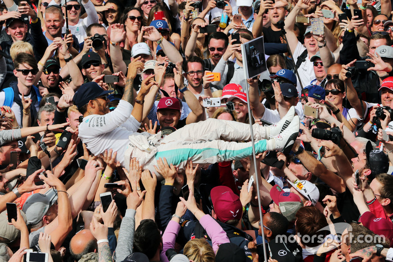 Il vincitore della gara Lewis Hamilton, Mercedes AMG F1 festeggia con i tifosi