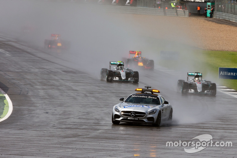 Una nueva carrera con lluvia que empieza tras el coche de seguridad. Para indignación de pilotos y aficionados, además, tardó varias vueltas en retirarse. Tanto tardo que, cuando abandonó la pista, ya era el turno de cambiar a compuestos intermedios.